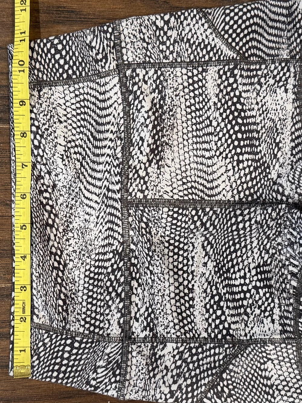 Lululemon Grey Snake Print Women's In Movement Shorts Everlux 2.5" - Size 4 - Picture 6 of 7